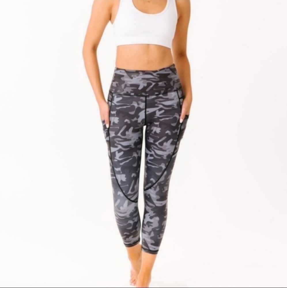 Zyia Active Light n Tight camo metalic Capri leggings side pocket yoga new Sz.8
